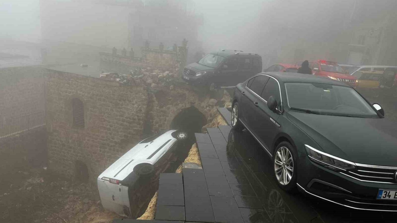 Mardin’de yağış sonrası yol çöktü: 2 araç hasar gördü