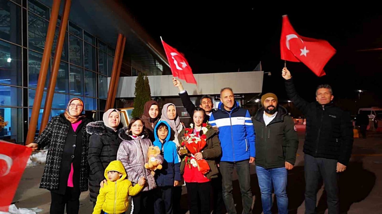 Dünya ikincisi özel sporcuya coşkulu karşılama