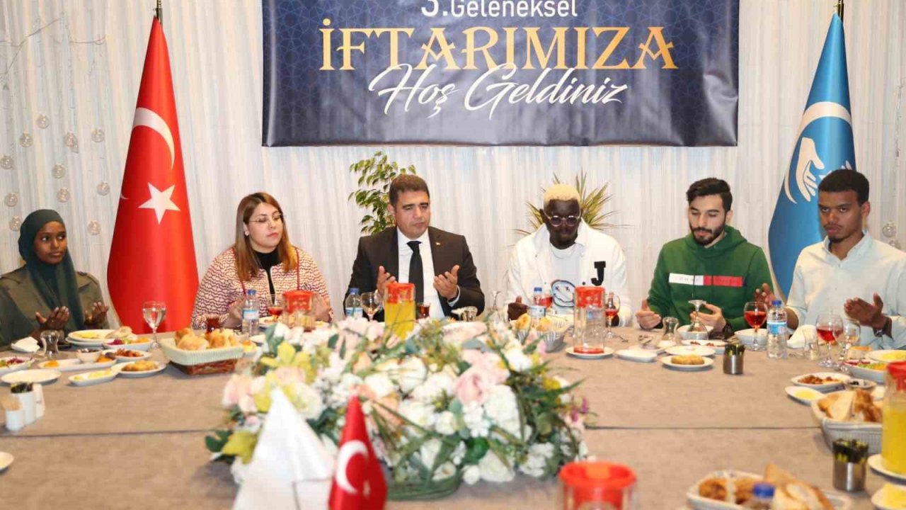 Farklı ülkelerden öğrenciler iftarda buluştu