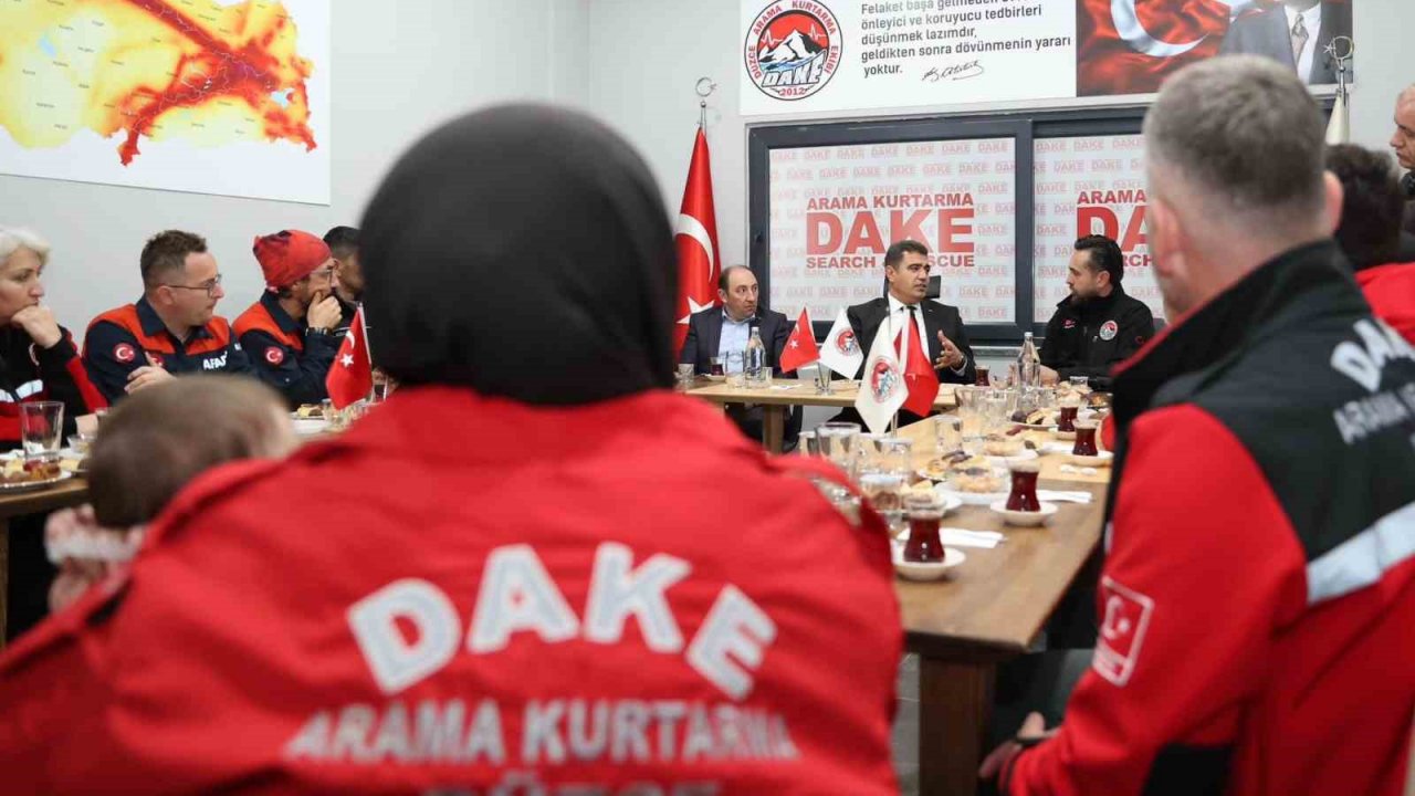 Vali Aslan’dan DAKE üyeleriyle bir araya geldi