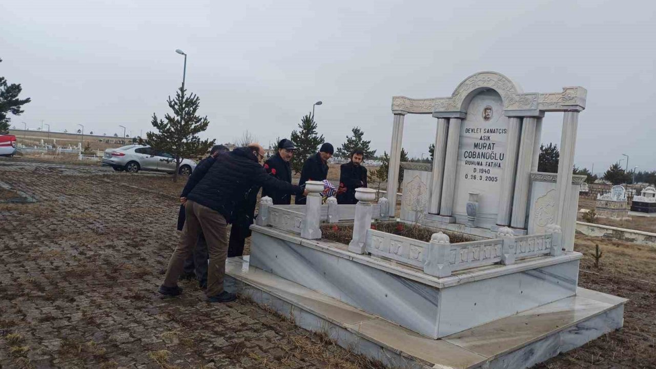 Aşık Murat Çobanoğlu Kars’taki mezarı başında anıldı