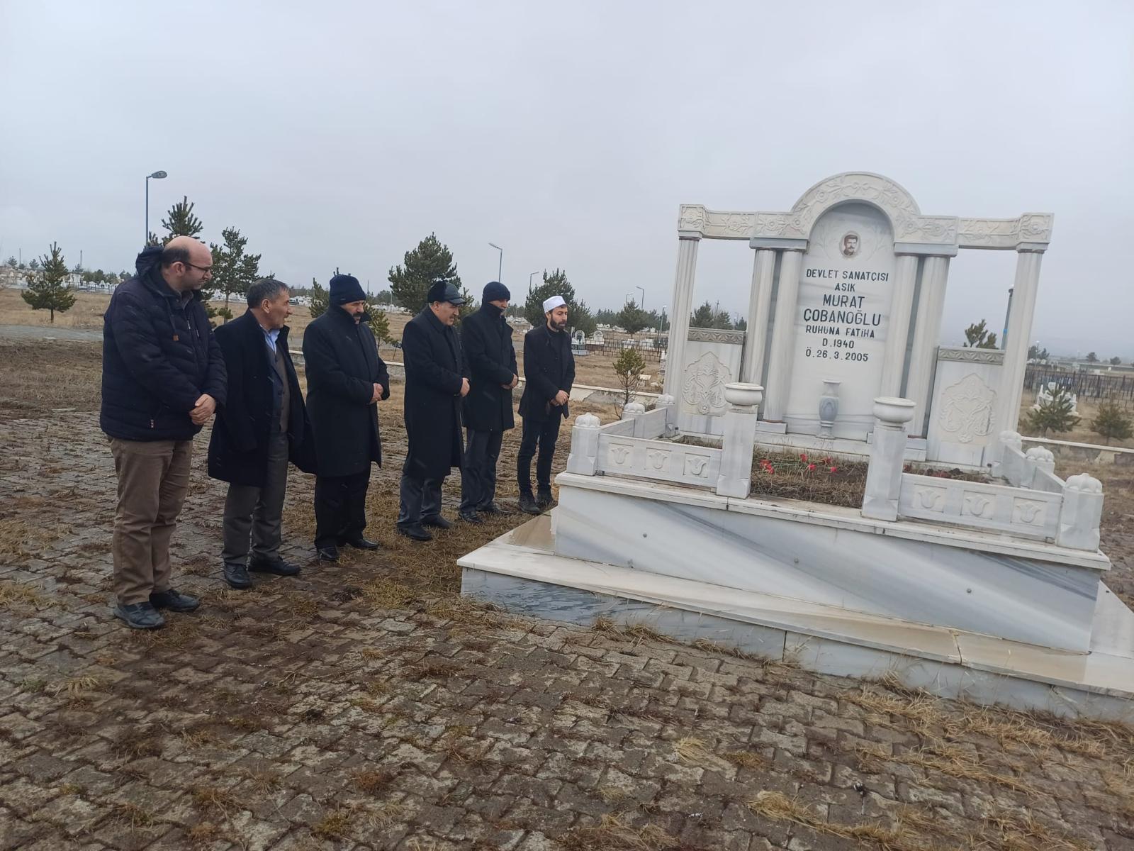 Aşık Murat Çobanoğlu Kars'taki mezarı başında anıldı