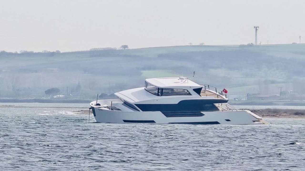 Çanakkale Boğazı’nda karaya oturan tekne kurtarıldı