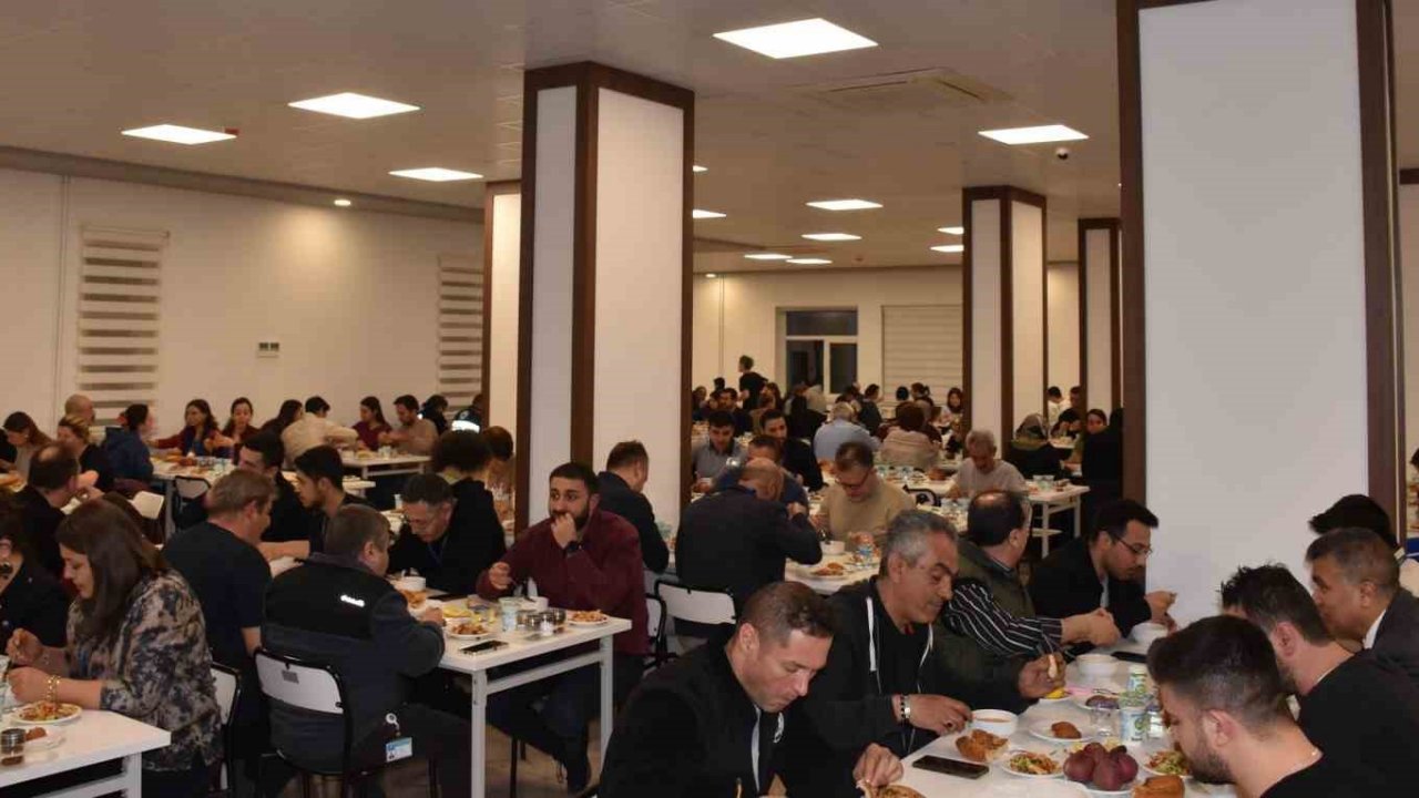 ESOGÜ Hastanesi personeli ve hasta yakınları iftarda bir araya geldi