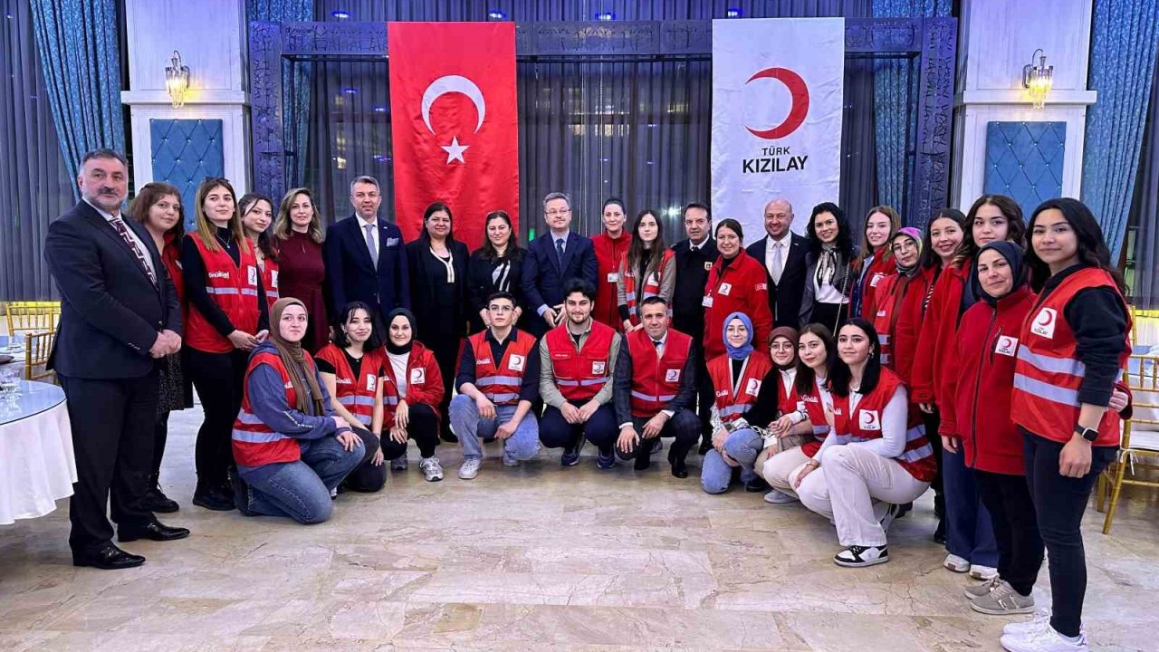 Türk Kızılay Manisa, Dünya Yetimler Günü’nde çocuklara iftar verdi