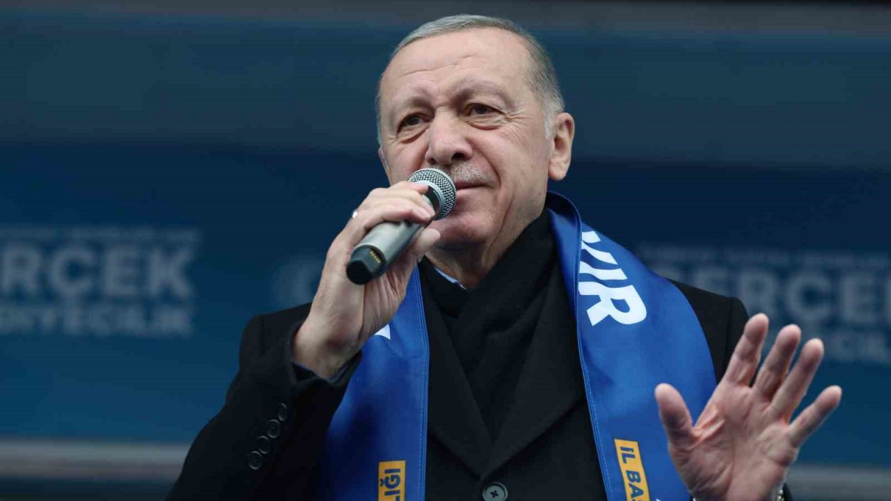 Cumhurbaşkanı Recep Tayyip Erdoğan: “CHP’yi allayıp pullayıp size dayatıyorlar. İstanbul’da ne kadar marjinal ideoloji mensubu varsa hepsini Kürt kardeşlerimin başına patron yapanlara artık gidilecek yol olmadığına inanıyoru