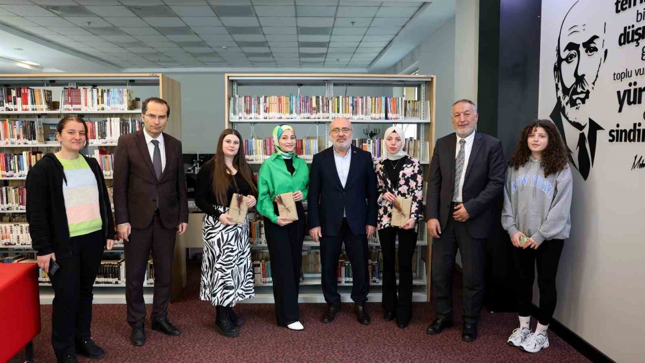 KAYÜ Rektörü; çok kitap okuyan öğrencileri ödüllendirdi