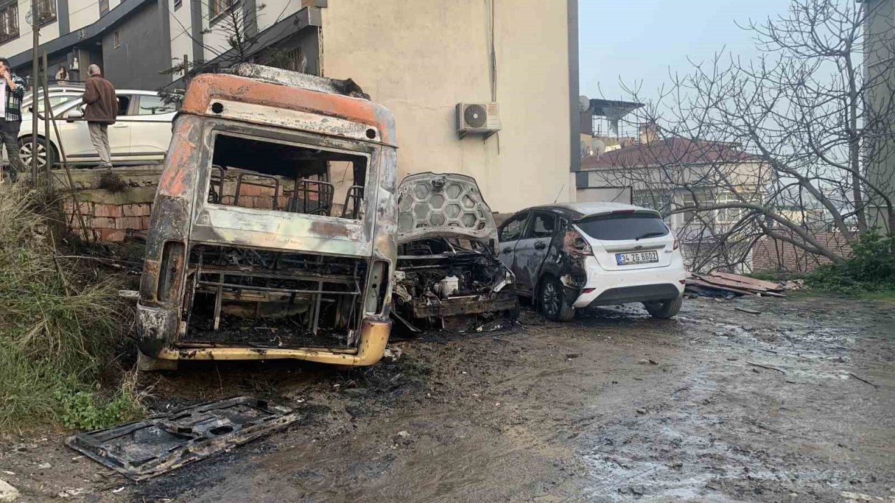 Beyoğlu’nda park halindeki 4 araç alev alev yandı