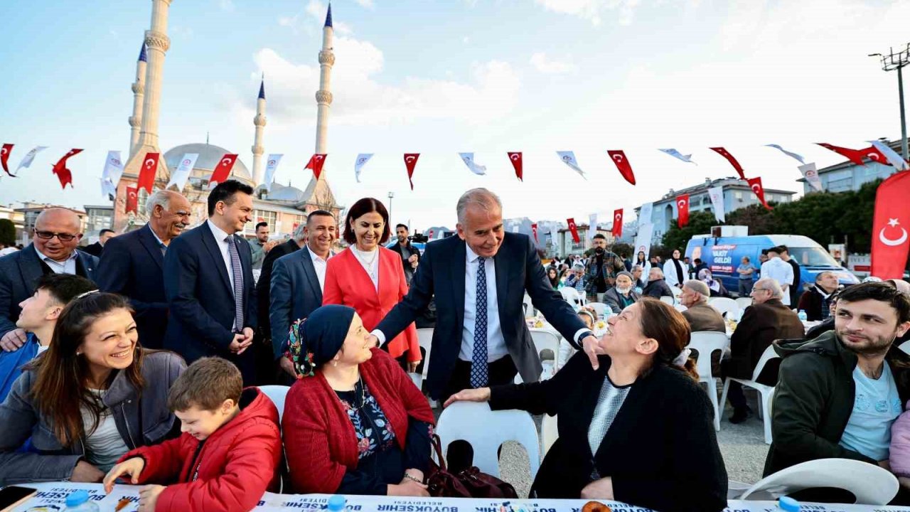 Denizli Büyükşehrin iftar sofrasında 10 bin kişi bir araya geldi