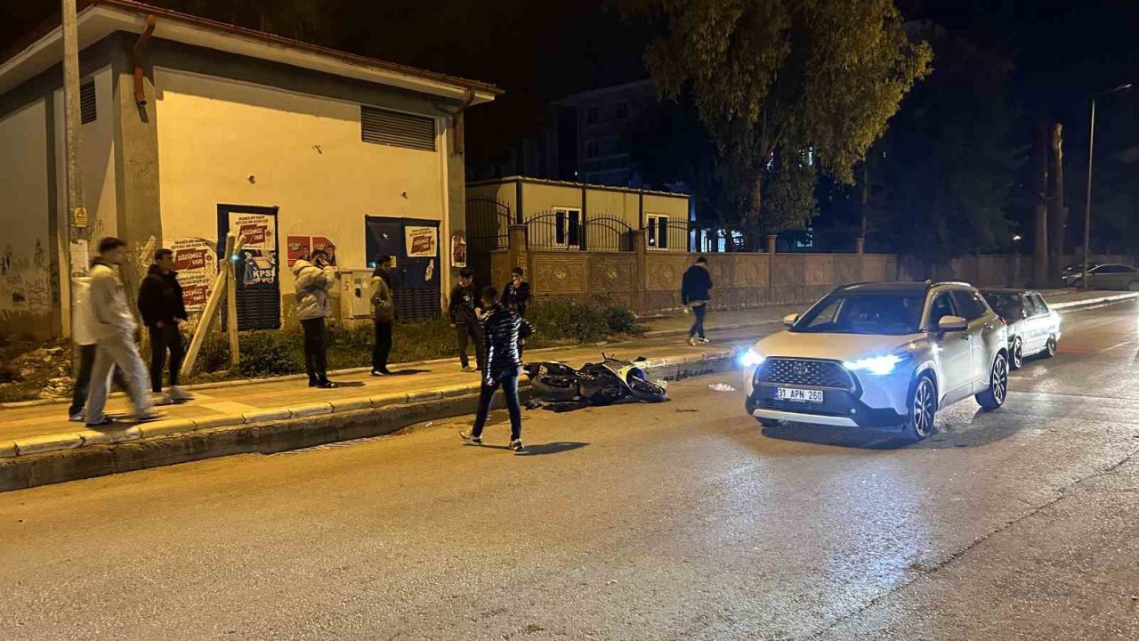 İskenderun’da hafif ticari araç ile motosiklet çarpıştı: 2 yaralı