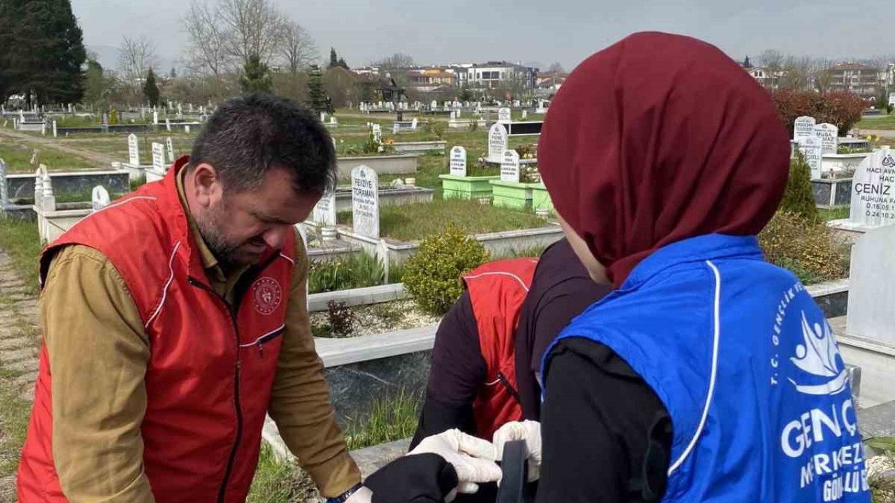 Gönüllü gençler mezarlığı temizledi