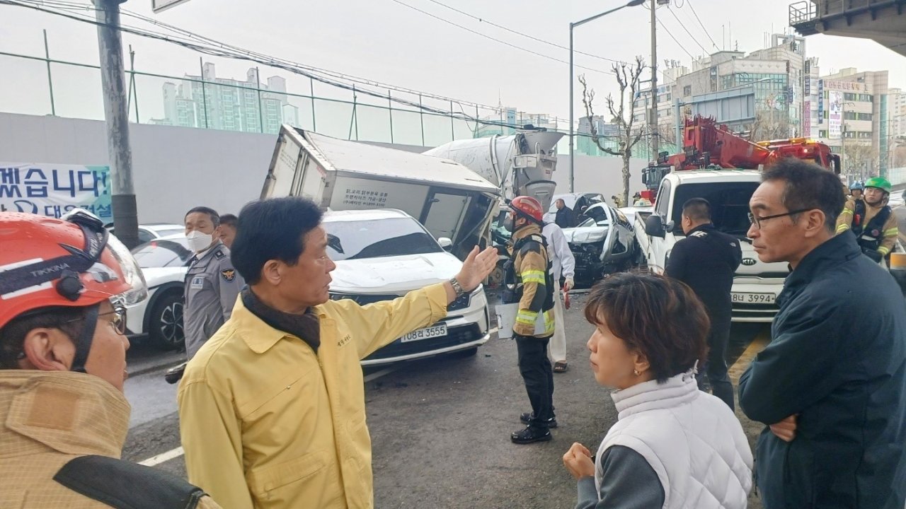 Güney Kore’de 13 araç zincirleme kazaya karıştı: 17 yaralı