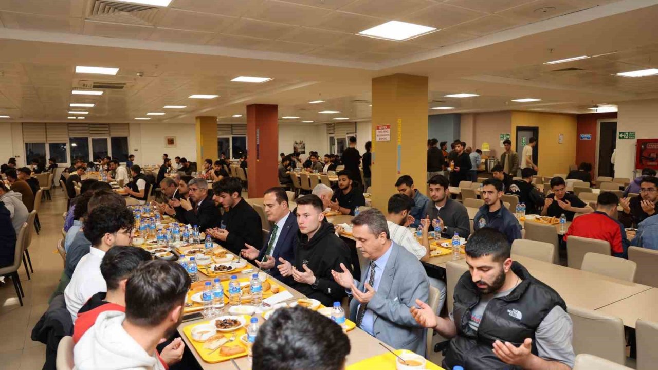 Vali Akbıyık, KYK öğrencileri ile iftar yaptı