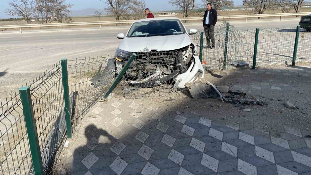 Konya’da otomobil demir çitlere çarptı: 2 yaralı