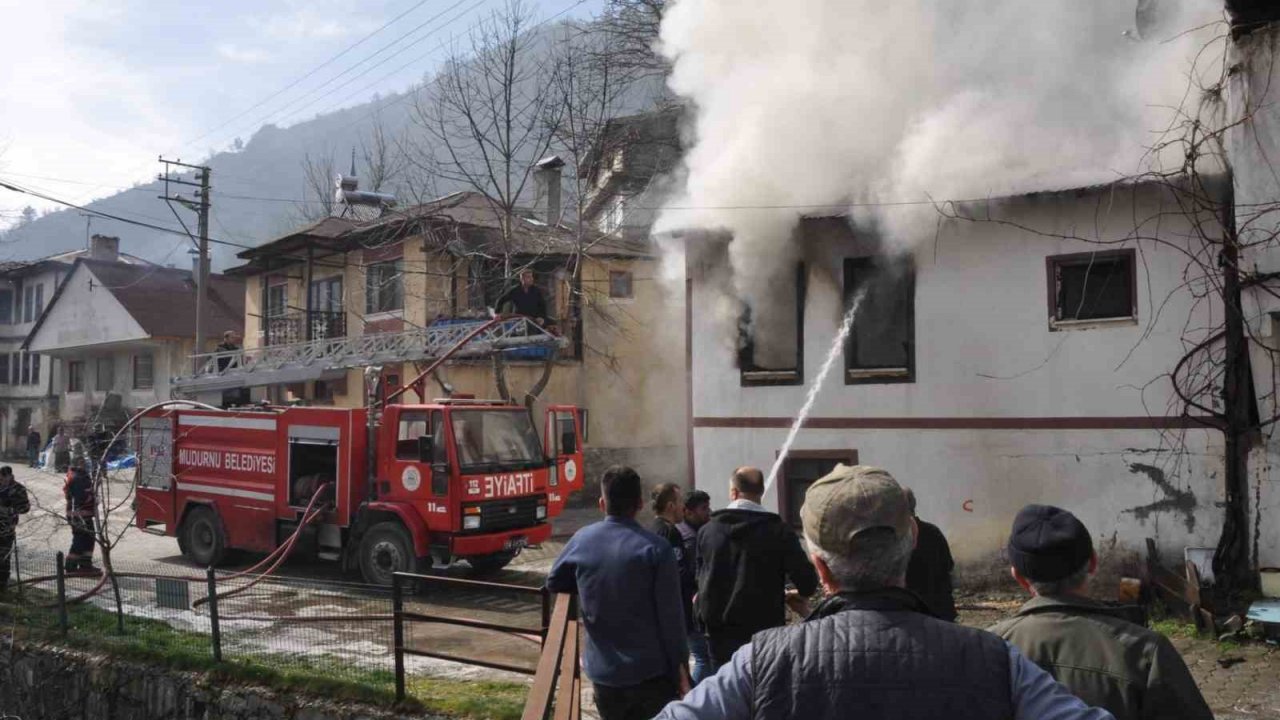 Bolu’da korkutan yangın, alevler yan eve sıçradı