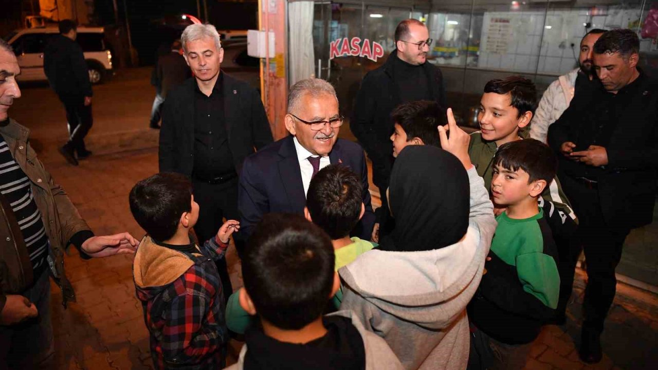 Büyükkılıç’tan teravih sonrası esnaf ve vatandaş buluşması