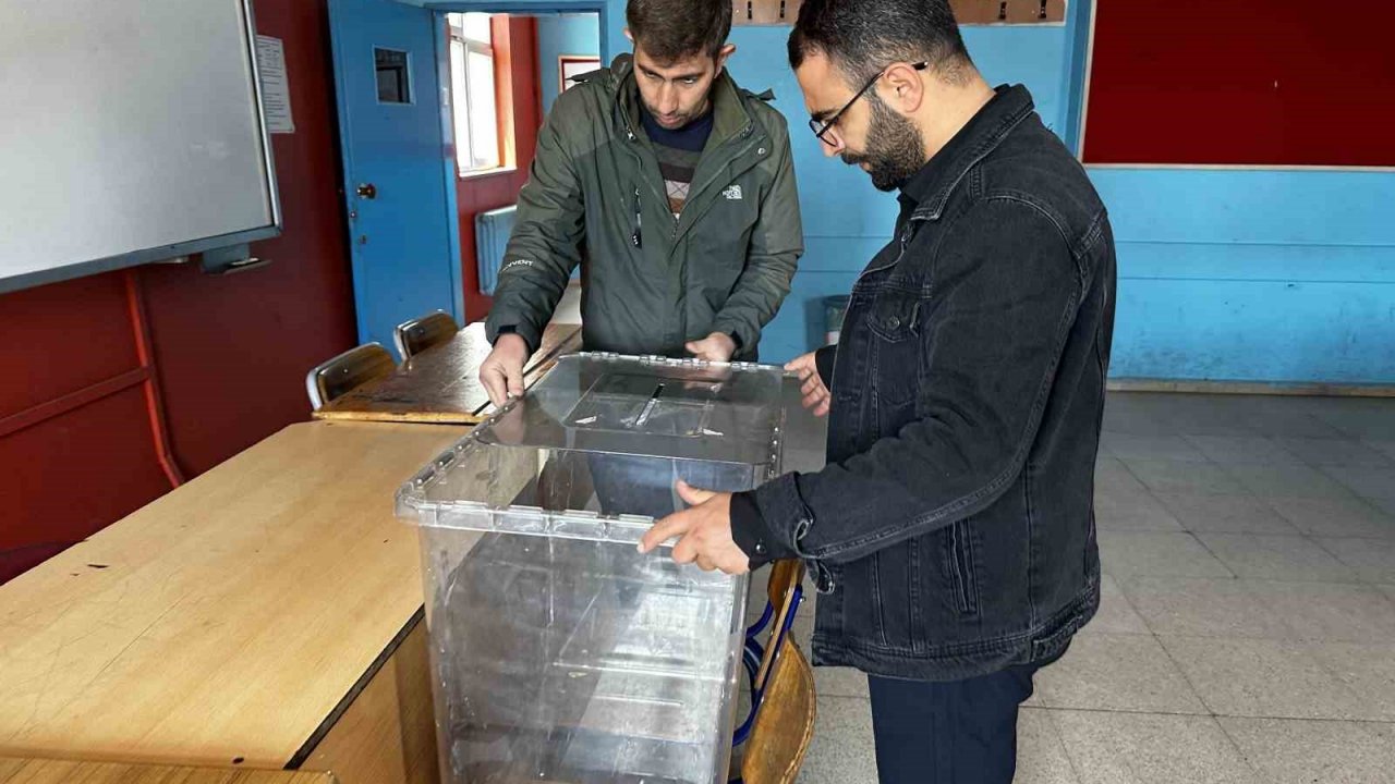 Yüksekova’da sandıklar okullara yerleştirildi