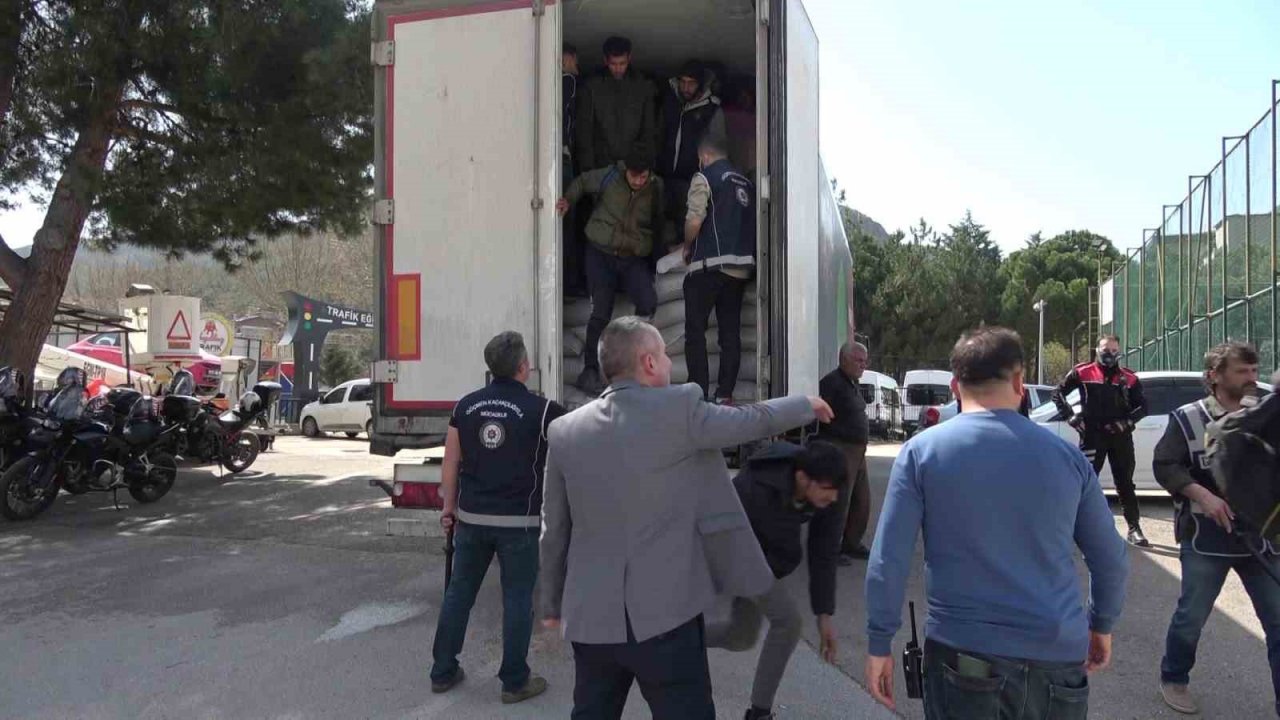 Amasya’da 40 kaçak göçmen taşıyan tırın sürücüsü tutuklandı