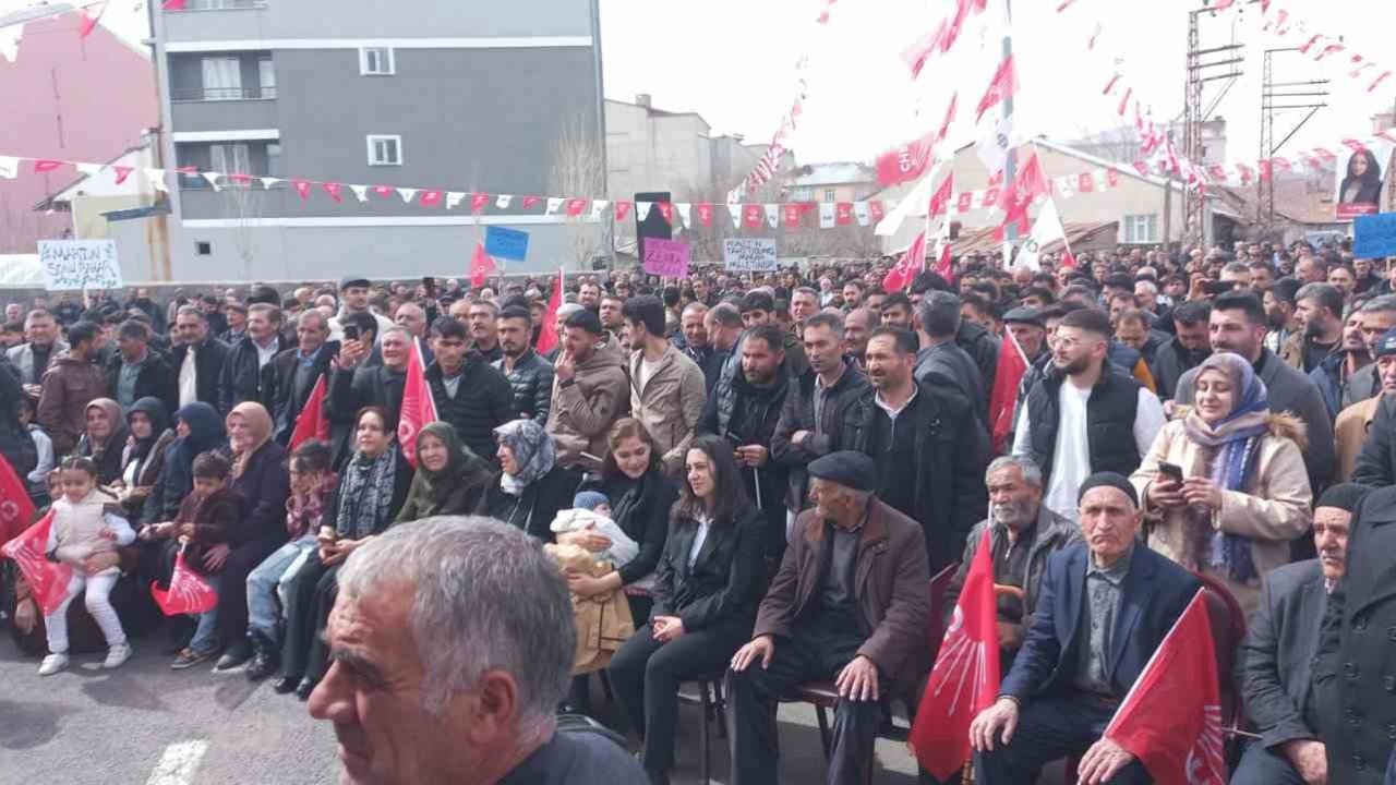 Tutak’ın ilk kadın adayı partililerle buluştu