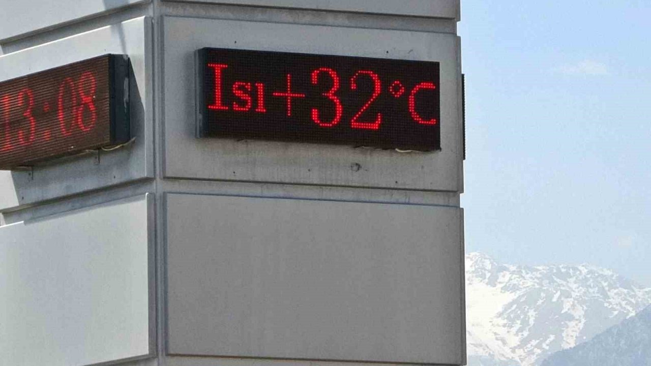 Antalya’da kar manzaralı 32 derece, sahilleri yaza döndürdü