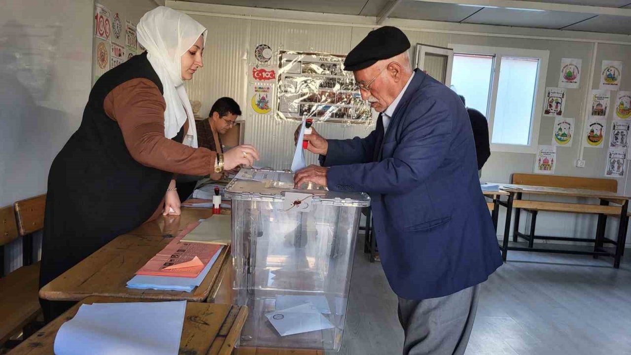 Adıyaman’da oy kullanma işlemi başladı