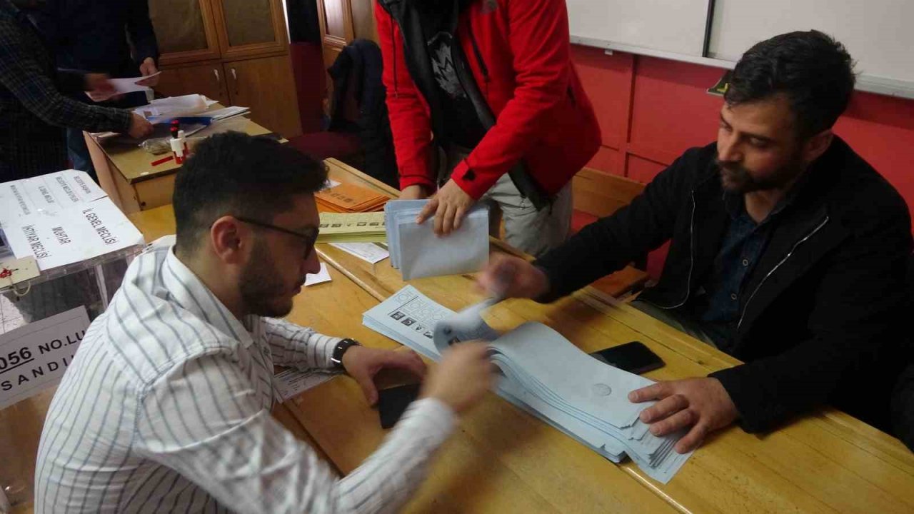 Bitlis’te oy kullanma işlemi başladı