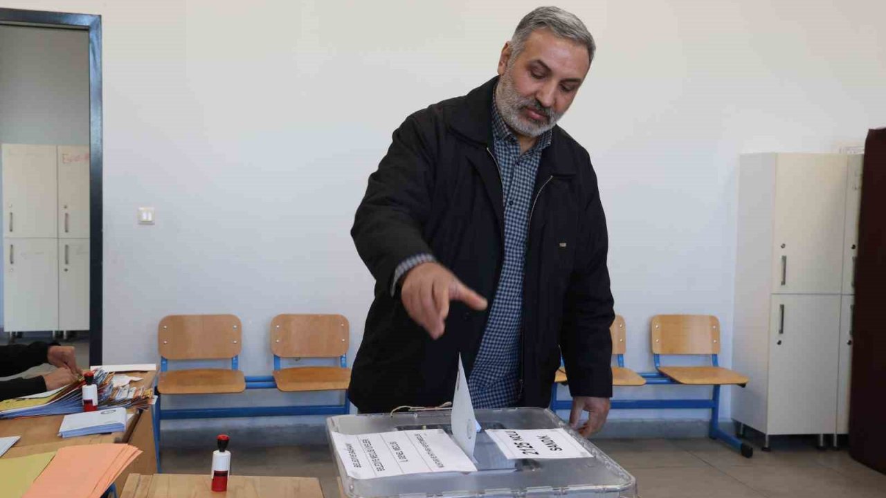 Elazığ’da oy kullanma işlemleri başladı