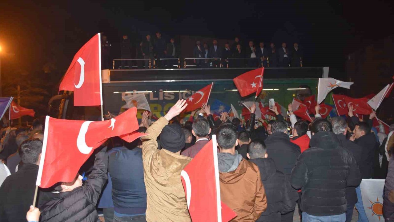 Bitlis’te AK Parti seçim kutlaması yaptı