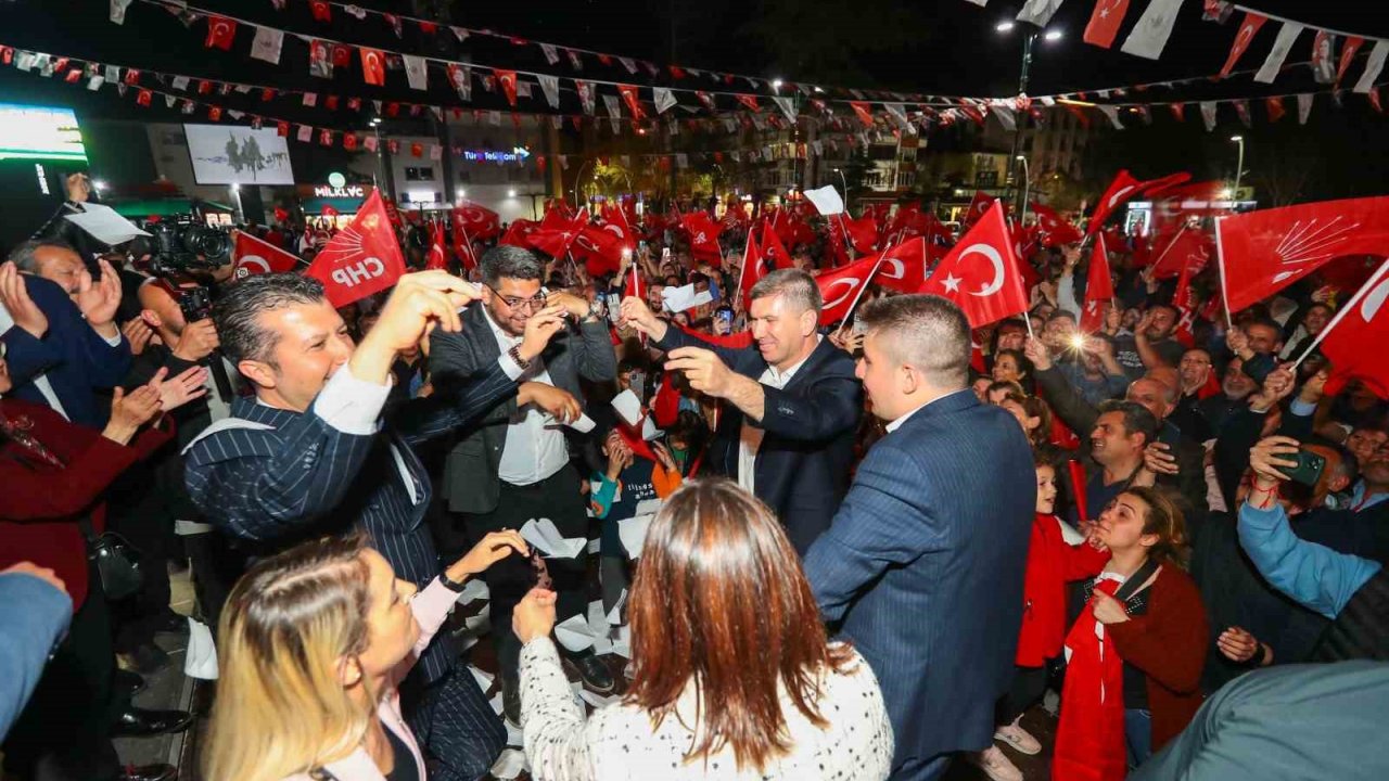 Merkezde güven tazeleyen Ercengiz, Cumhuriyet Meydanı’nda kutlama yaptı