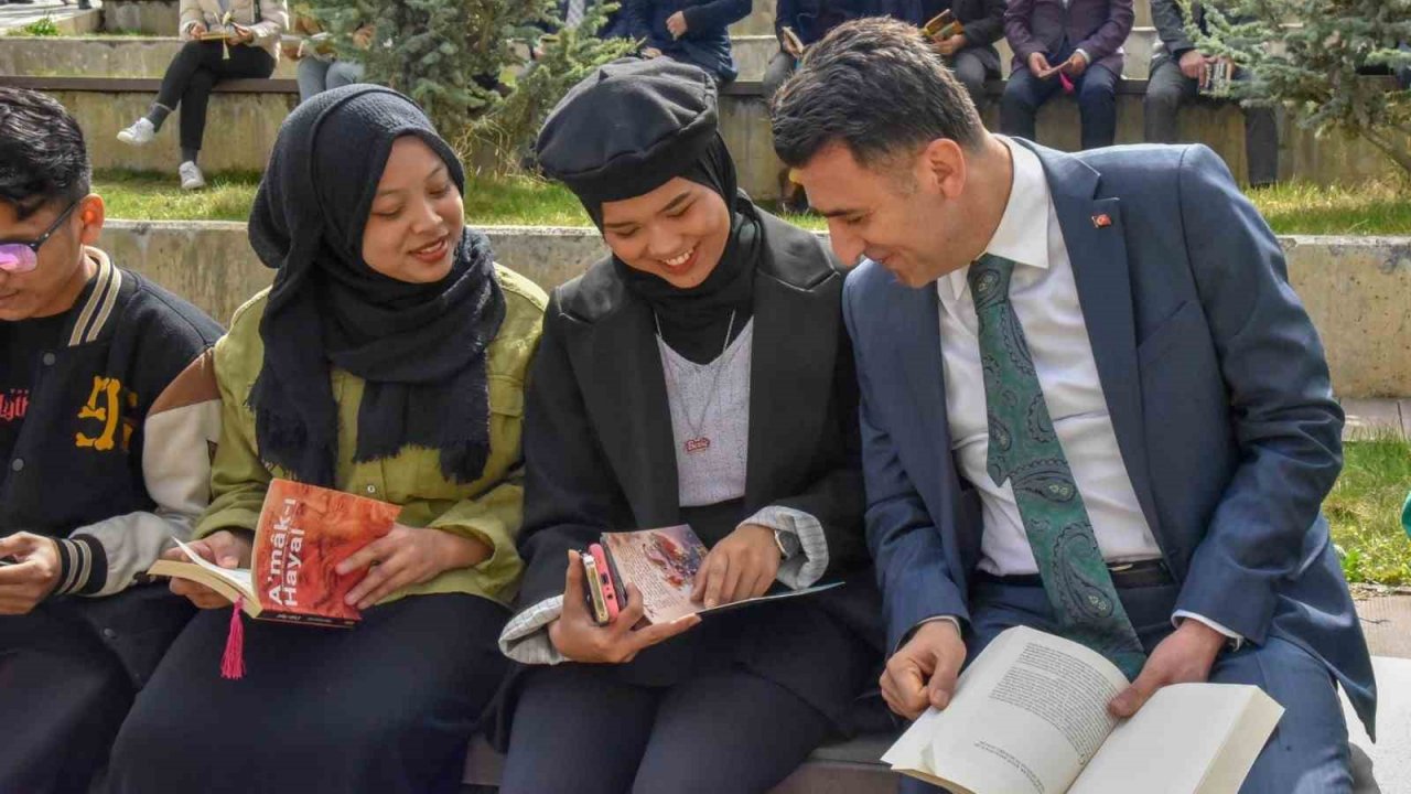 Kampüste kitap okuma etkinliğine öğrencilerden yoğun katılım