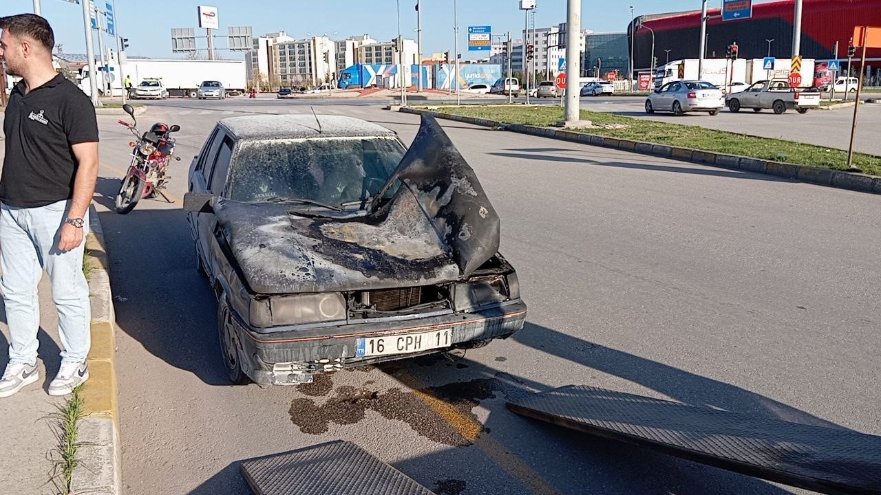 Seyir halindeyken yanan otomobil kullanılmaz hale geldi