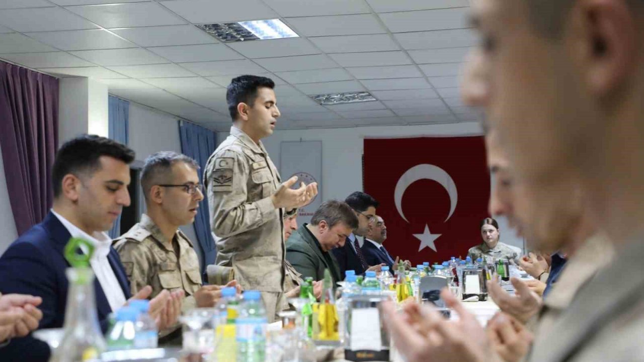 Vali Aydoğdu, jandarmayla iftar yaptı