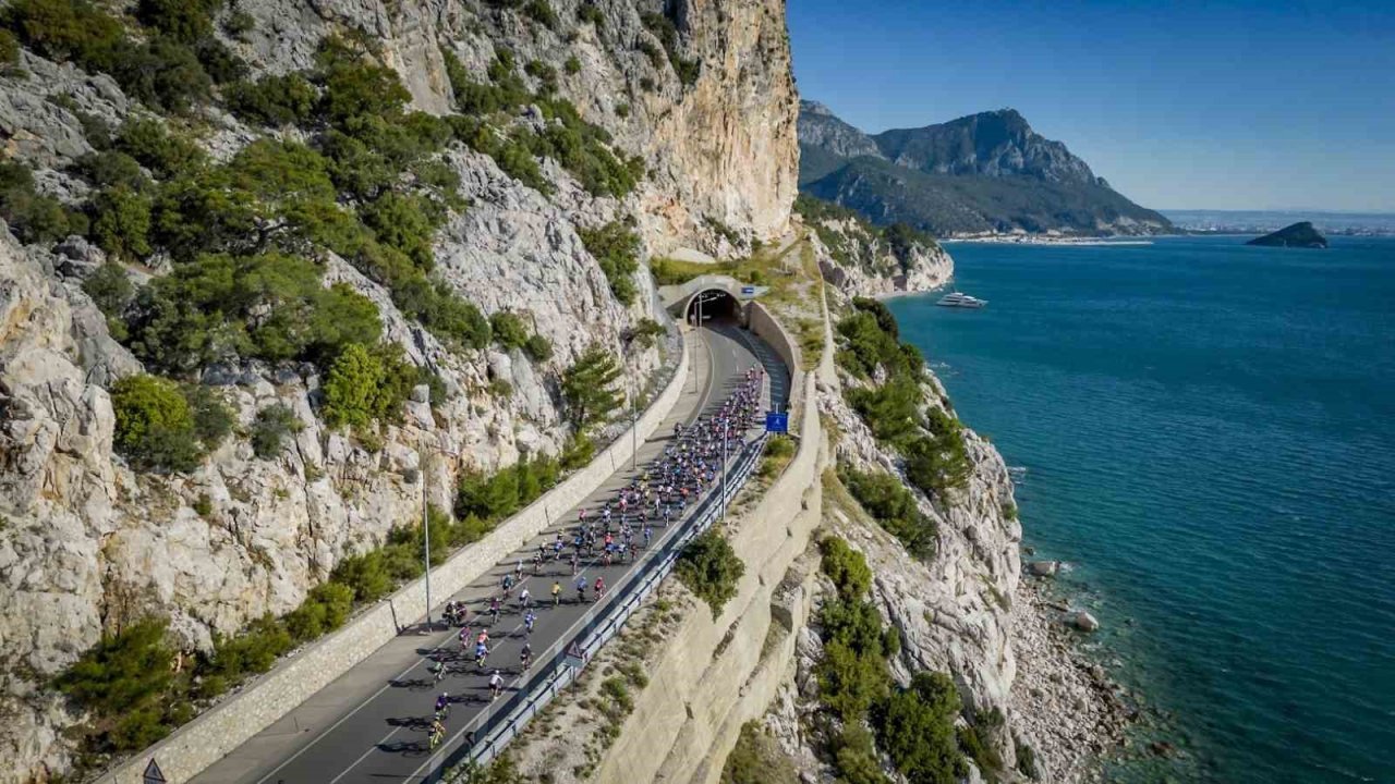 AKRA Gran Fonda’da pedallar, Kemer’in eşsiz manzarasında dönecek