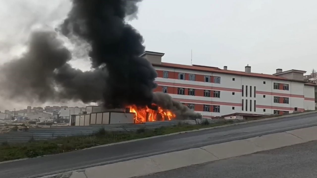 Başakşehir’de okul inşaatı bahçesindeki işçi konteynırı alev alev yandı