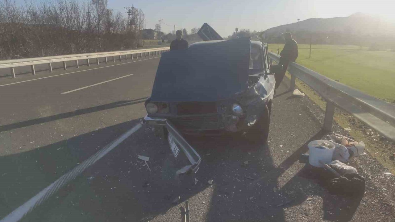 Lastiği patlayan otomobil bariyerlere çarptı