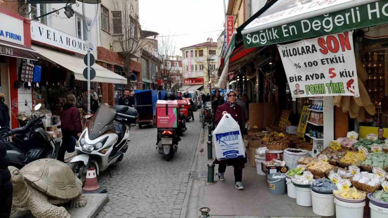 Trafiğe kapalı sokakta oluşan araç yoğunluğu tepki çekti