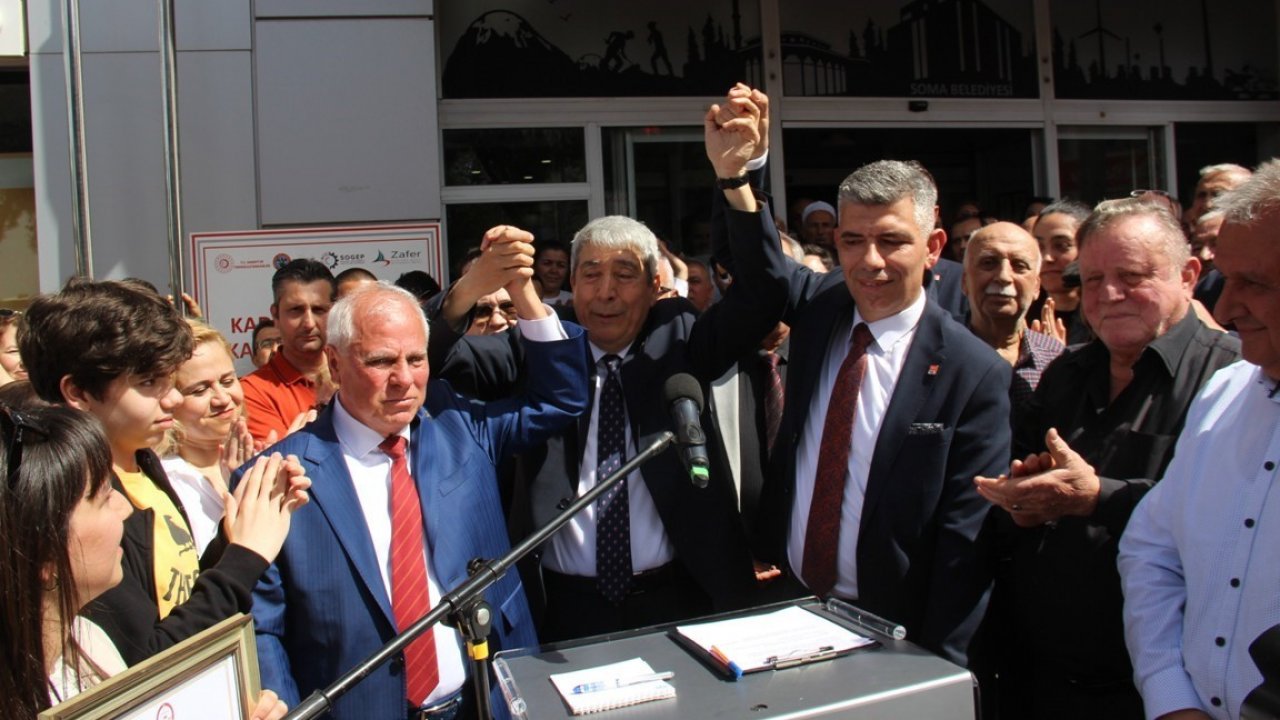 Makam odasının kapısını sökerek göreve başladı