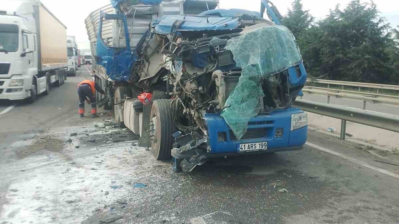 Osmaneli’nde tır kaza yaptı, sürücüsü yaralandı