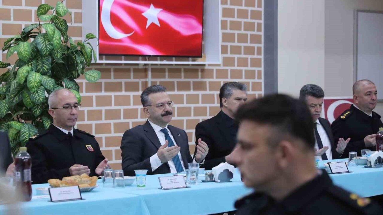 Eskişehir Valisi jandarma ekipleriyle iftar yaptı