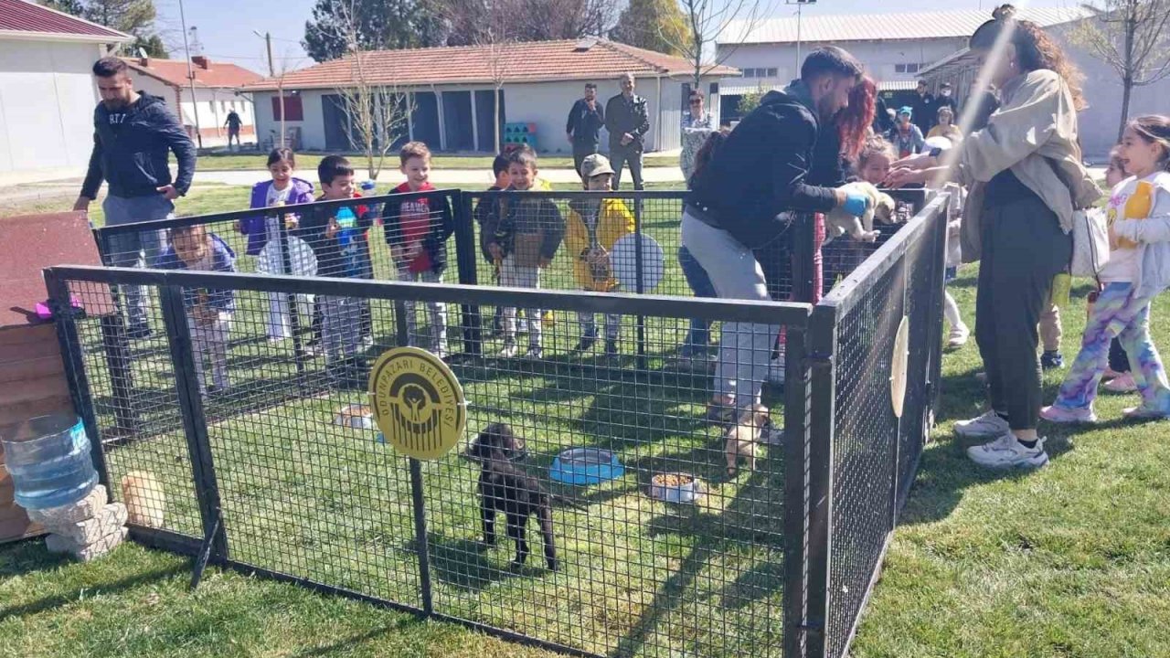 Miniklerden Sahipsiz Sokak Hayvanları Bakım ve Rehabilitasyon Merkezi’ne ziyaret