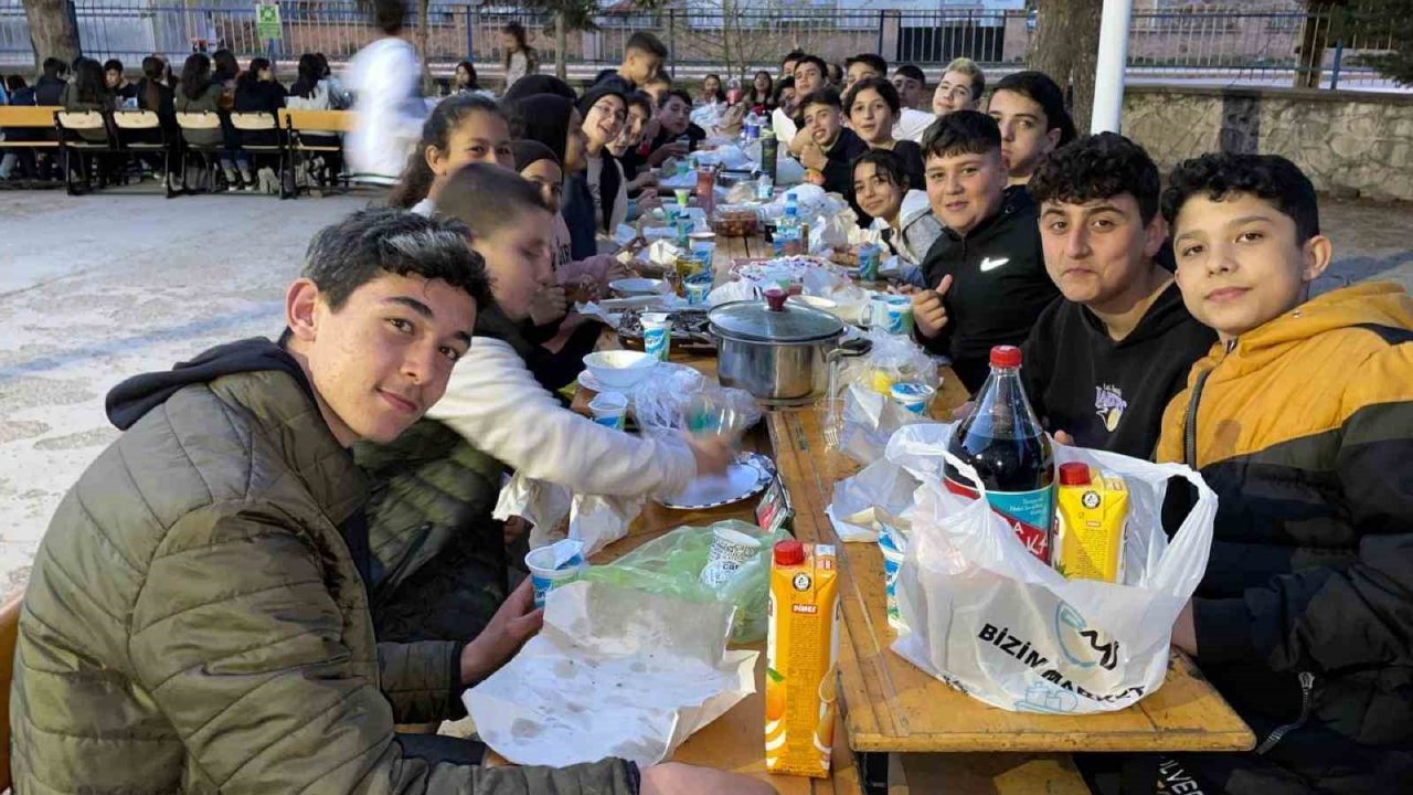 Öğretmen ve öğrenciler bir araya geldi, 175 kişilik iftar yapıldı