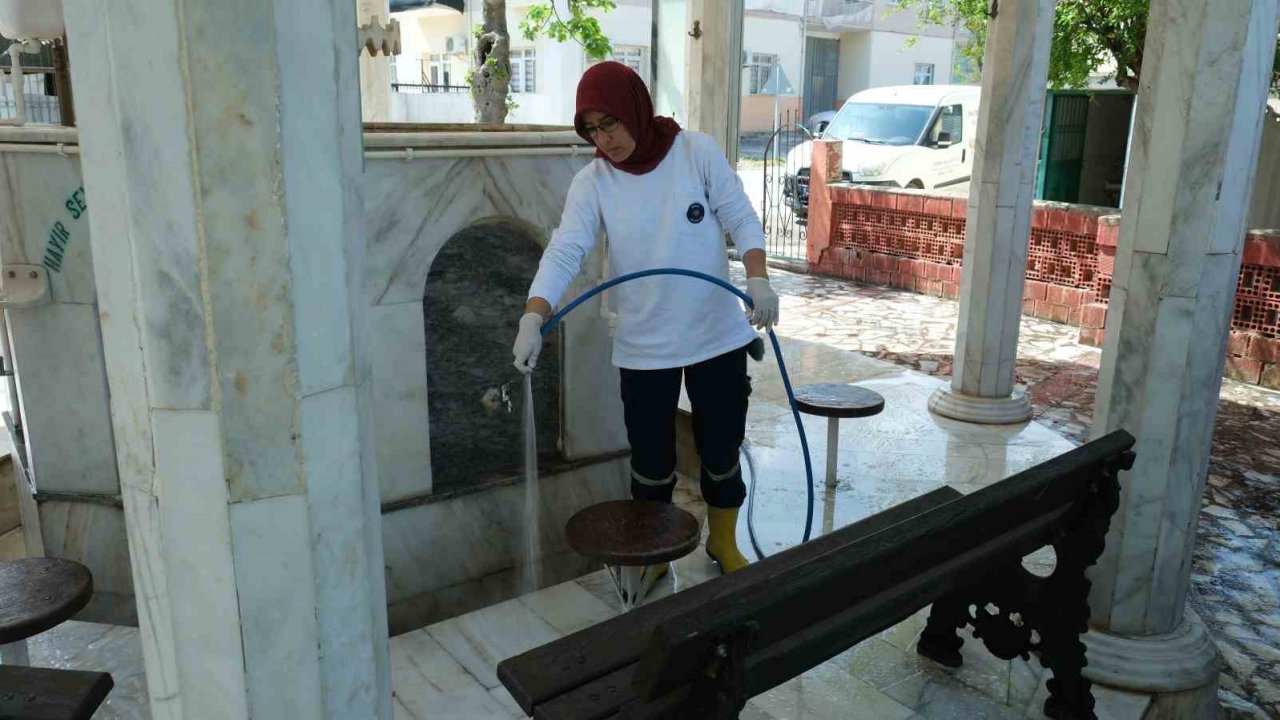 Kemer’de camilerde bayram temizliği