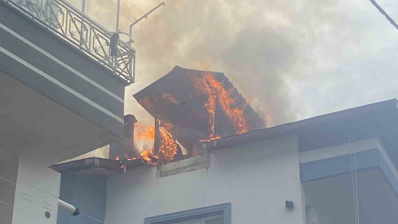 Ordu’da çatı katı alevlere teslim oldu