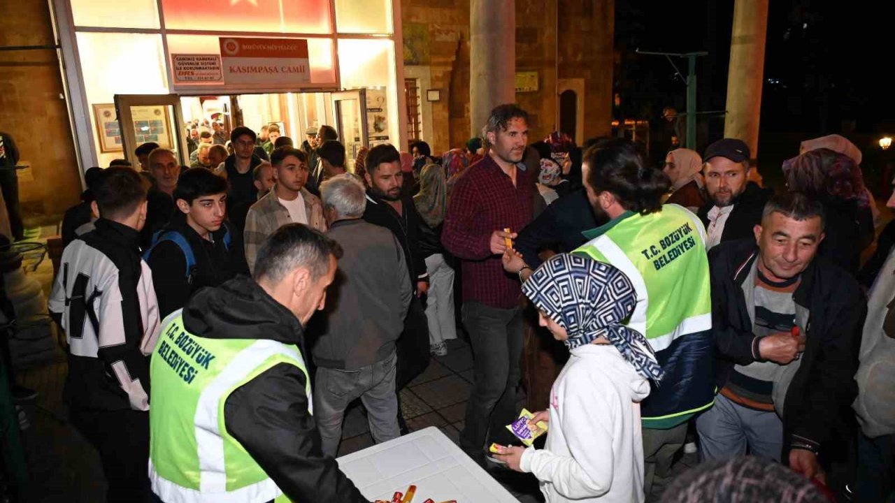 Bozüyük Belediyesi’nden Kadir Gecesi’nde şeker ikramı