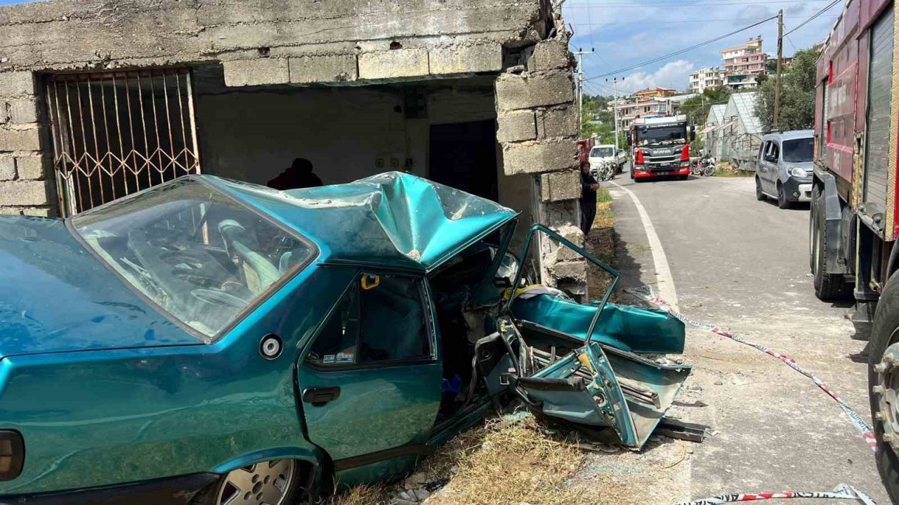 Barakaya çarpan otomobil hurdaya döndü, sürücüsü ağır yaralandı