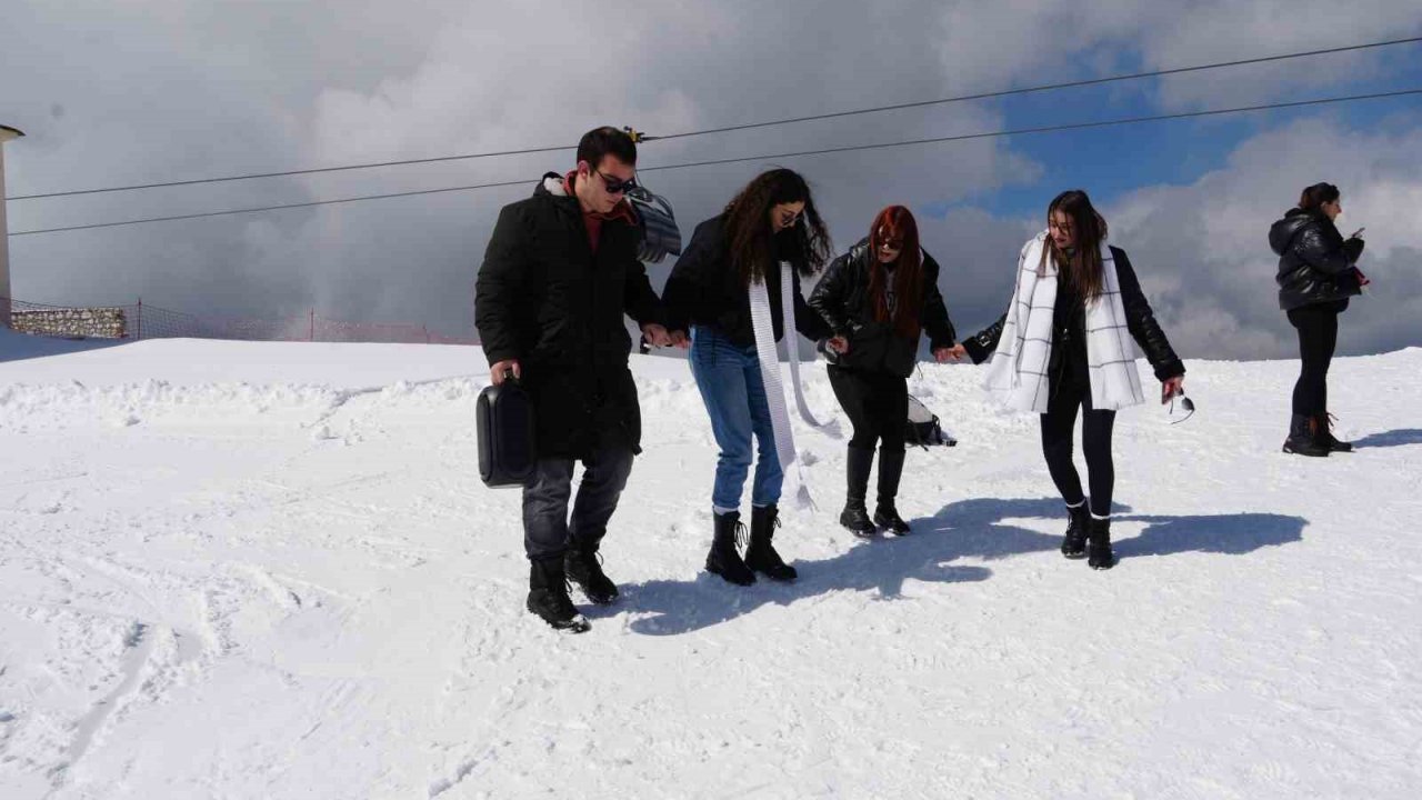 Üniversite öğrencileri, Ilgaz Dağı’nın zirvesinde hem ders yaptı hem horon tepti