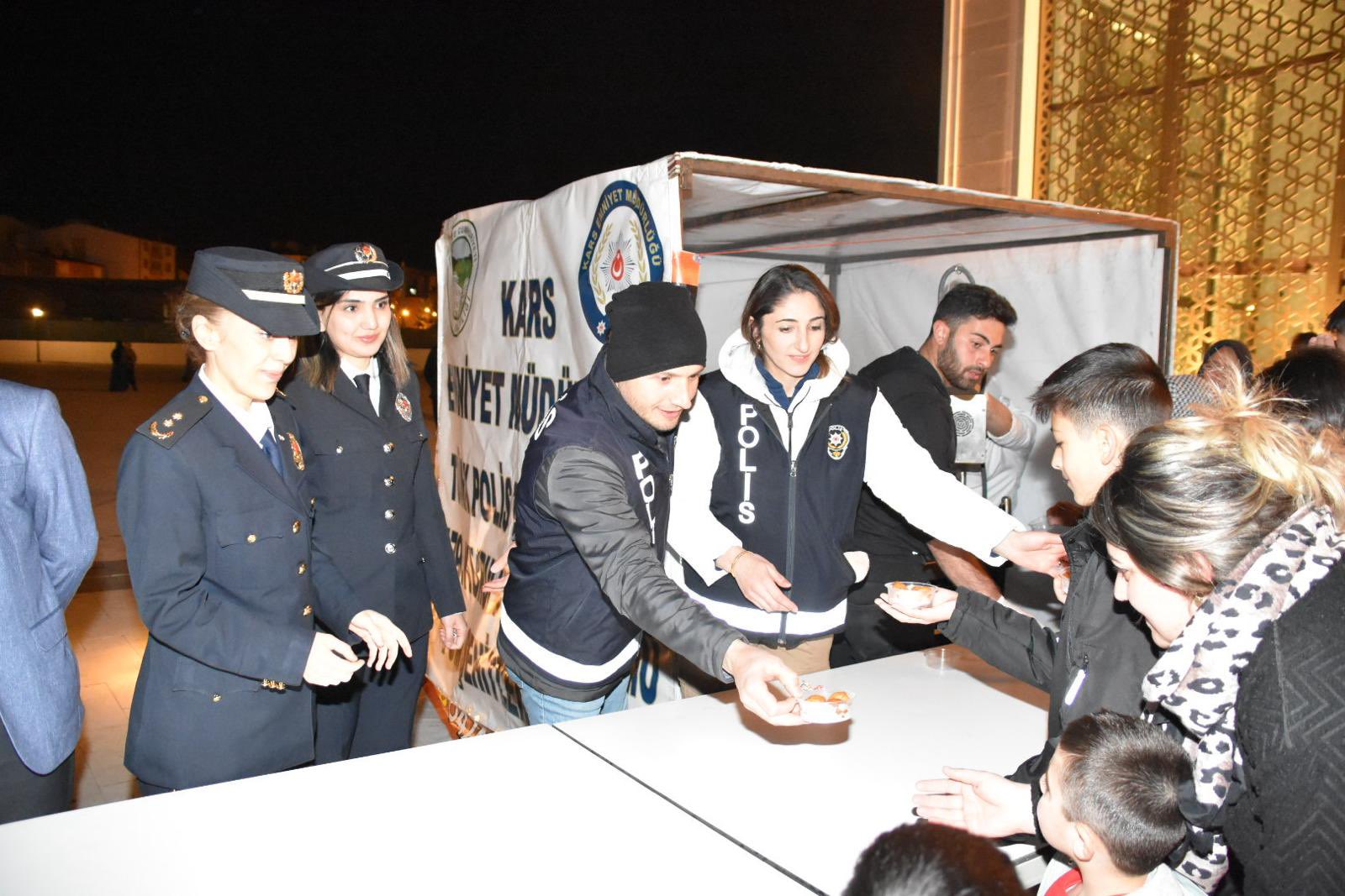 Kars'ta polisler lokma dağıttı