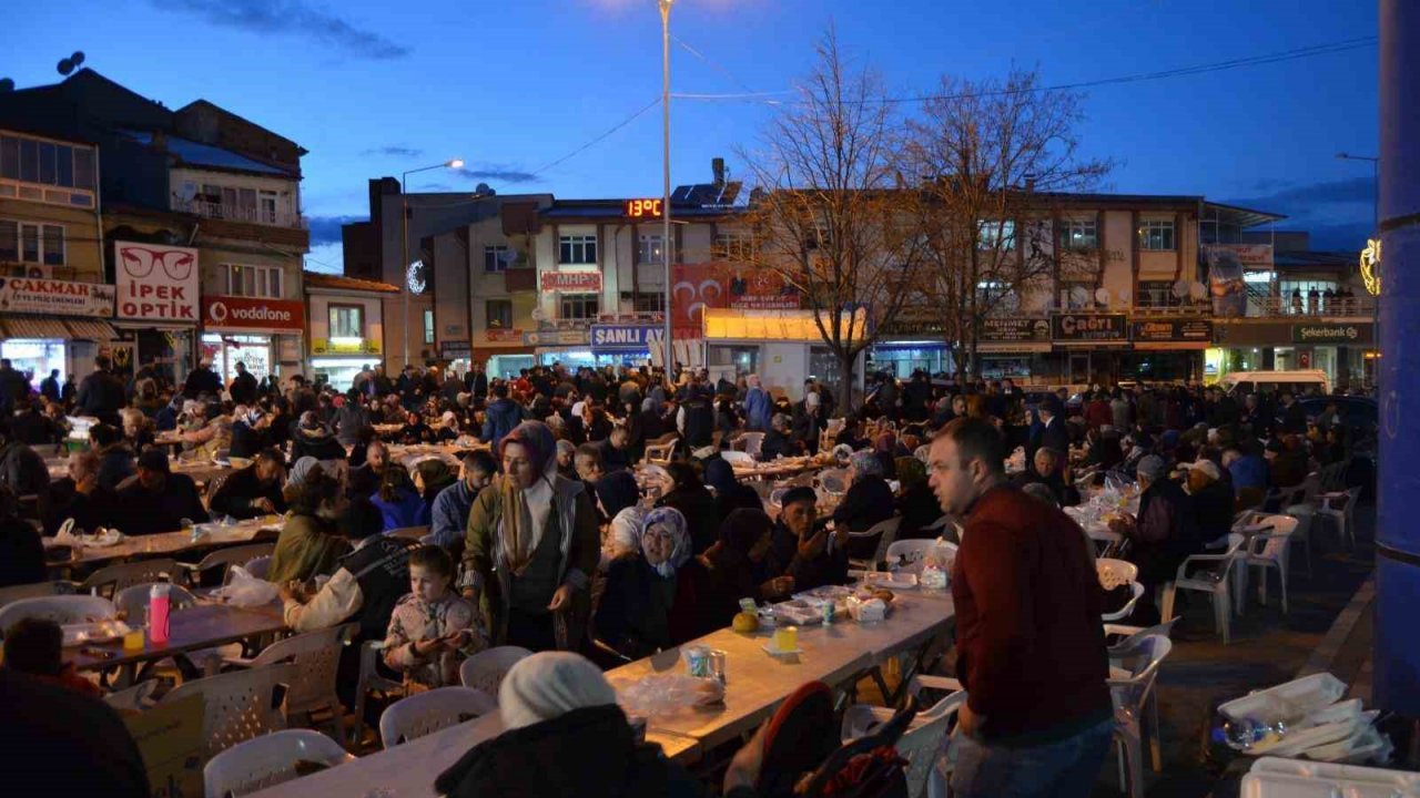 İmece usulü ile 3 bin kişilik iftar yaptılar