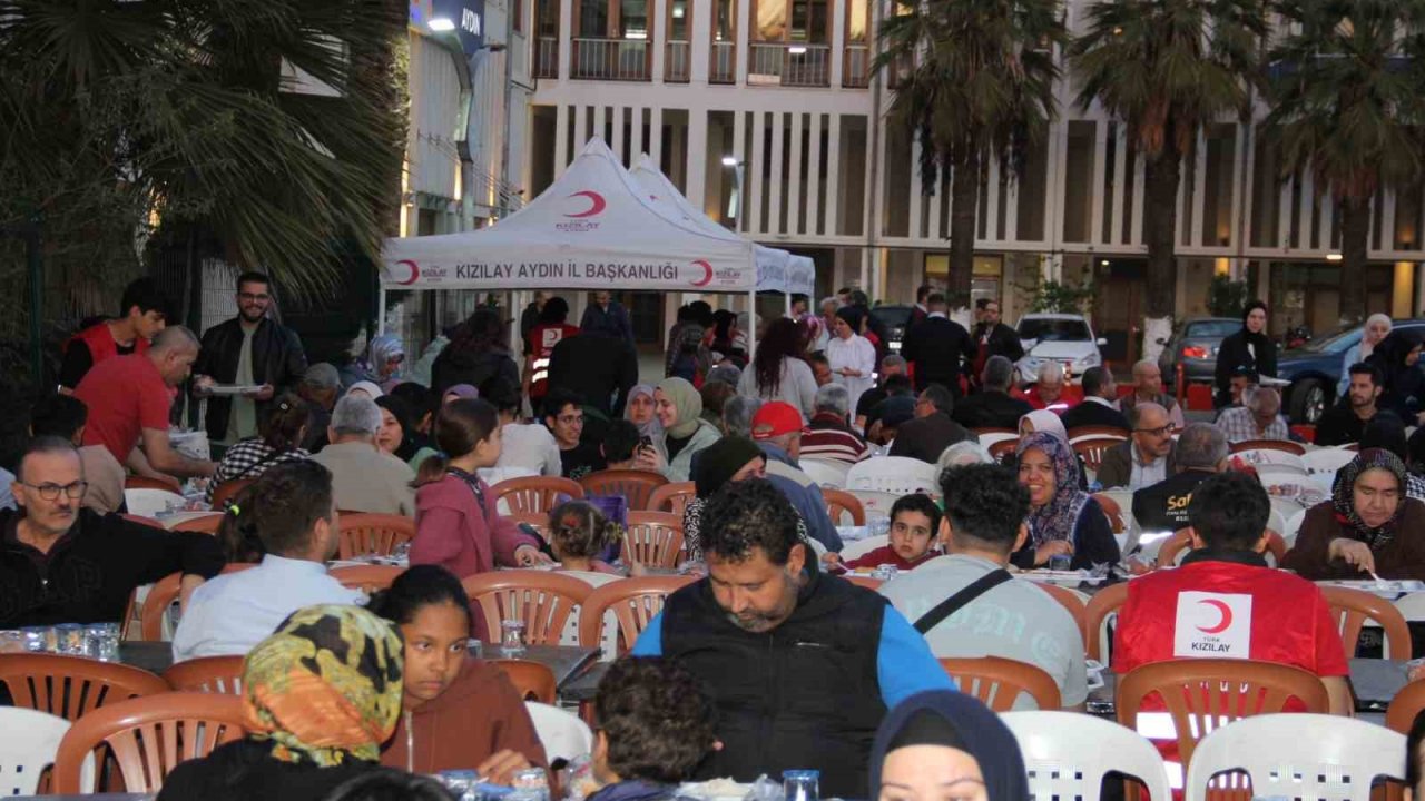 Kızılay Aydın’da iftar yemeği verdi