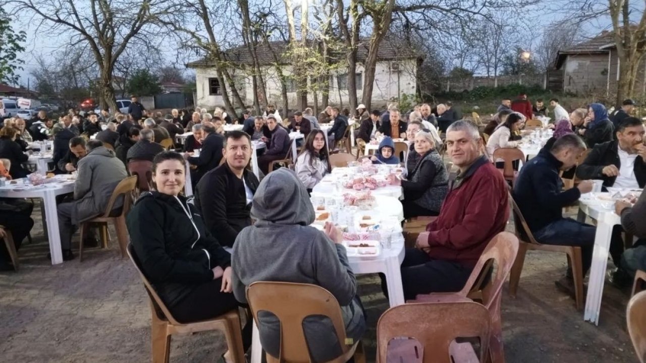 Lüleburgaz’da yeniden seçilen muhtar köylüleri için iftar programı düzenledi